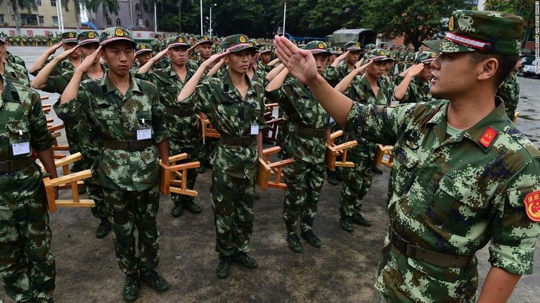 中国人民武装警察部隊（武警）の新規入隊者。武警は人民解放軍の指揮下