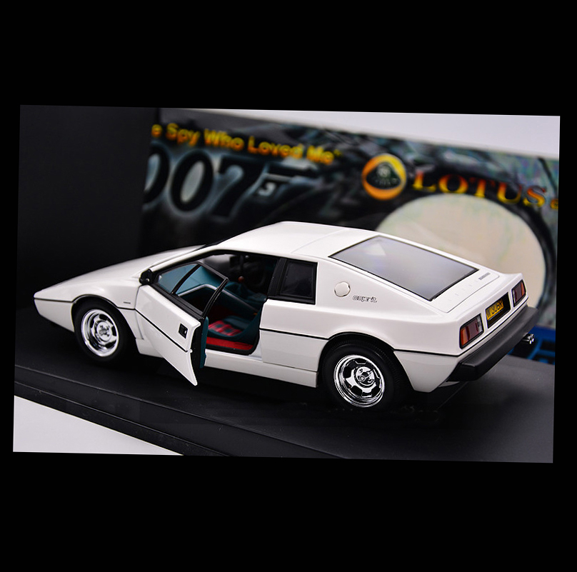 James Bond 007 Lotus Esprit Auto-Art model 1:18 | Coterie Press