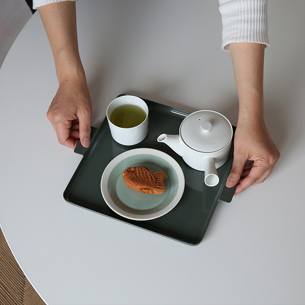 イイホシユミコ「yumiko iihoshi porcelain」急須とアルミトレーの新色