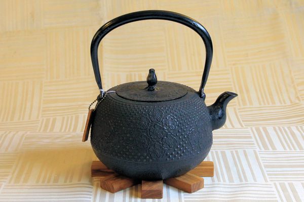 鉄瓶】長寿堂 佐藤勝芳作 棗（なつめ）形 桜1.5L【黒】（H) 鉄瓶・瓶敷