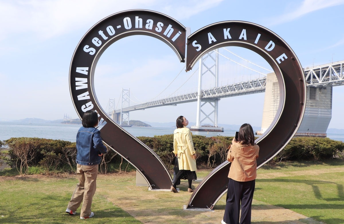 瀬戸大橋望むハート型モニュメント 開通35年祝う 坂出の記念公園に