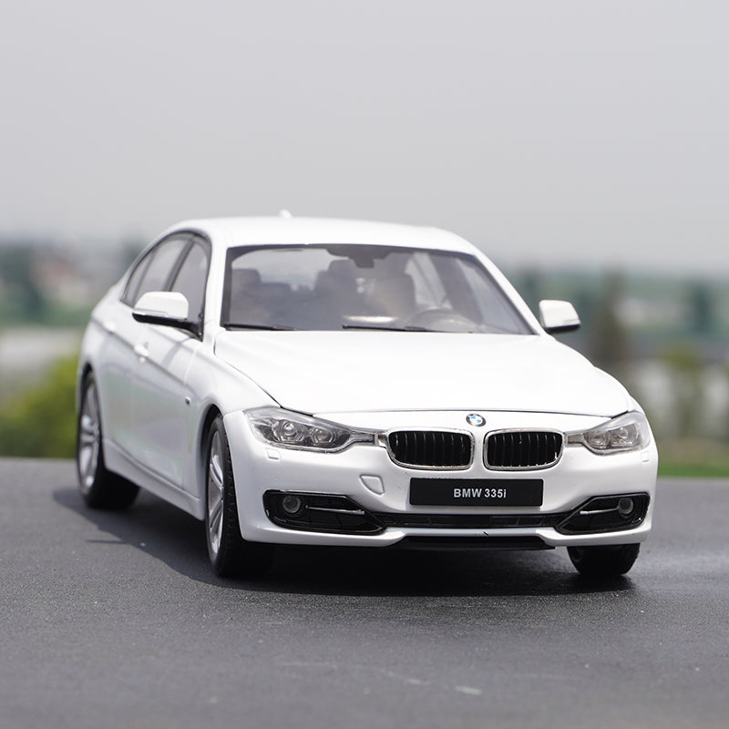 Original Red/white 1:18 Welly BMW 335i 3 serie diecast collectible