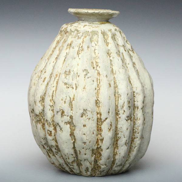 白い蓋付き花瓶 花入れ 手びねりで作った花器 増田エミ
