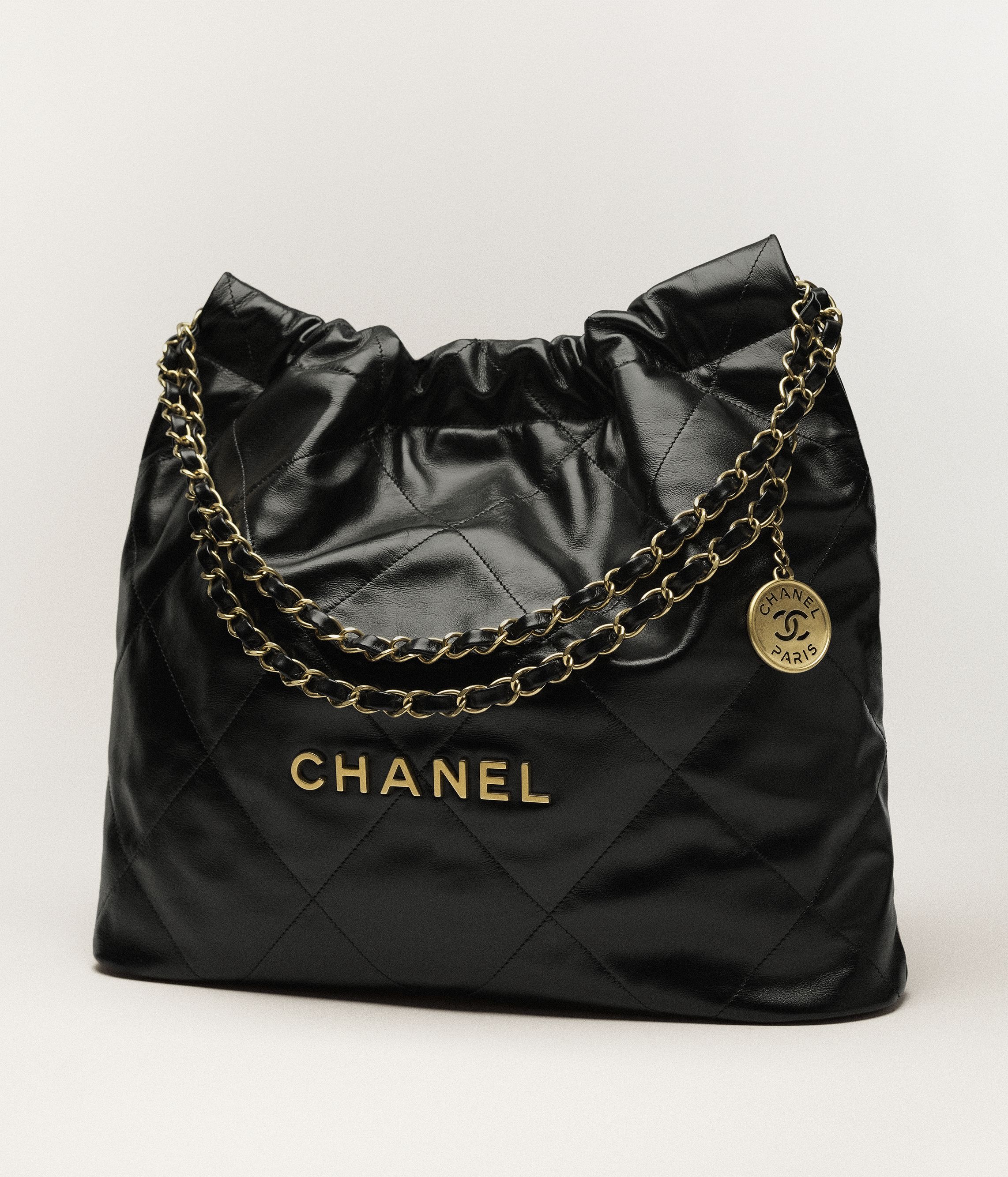 Chanel 22 ハンドバッグ、シャイニー カーフスキン 、ブラック