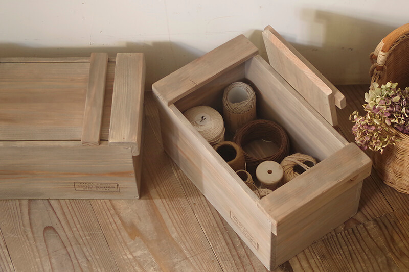 やりくり蓋式シャビーな大工の道具箱風【古材風収納木箱】｜手作り木製