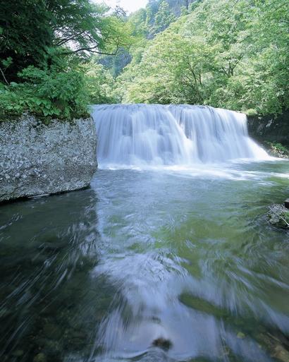 葛丸川渓流・たろし滝｜花巻市