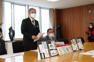 水彩画家 外山康雄さんの絵画を題材にしたフレーム切手の贈呈式が行