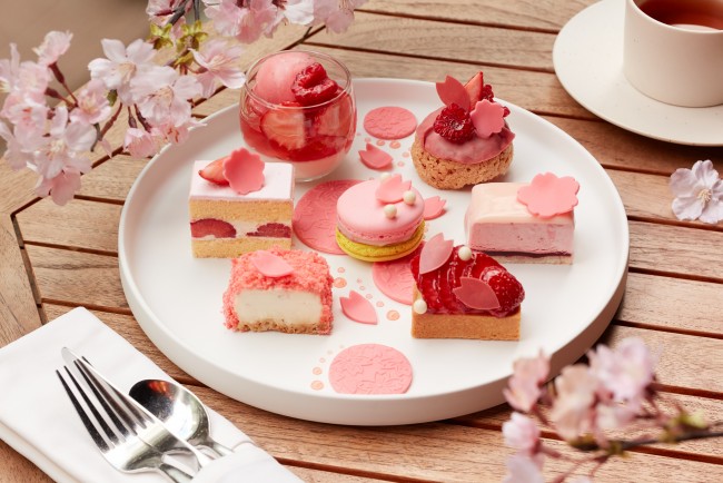 桜×イチゴの美しいケーキセットが銀座に！ ピンクづくしの7種の