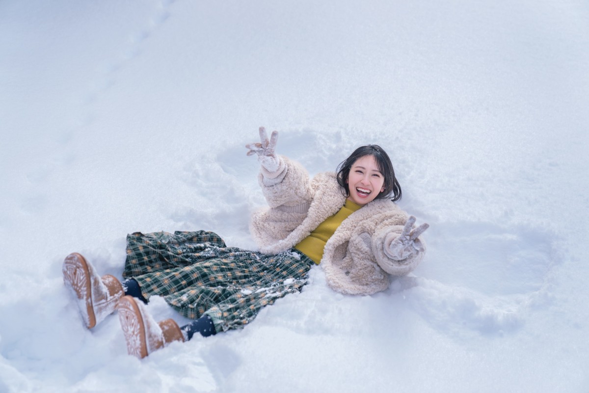 日向坂46・金村美玖、ふわふわ雪に背中からダイブ 写真集新先行カット
