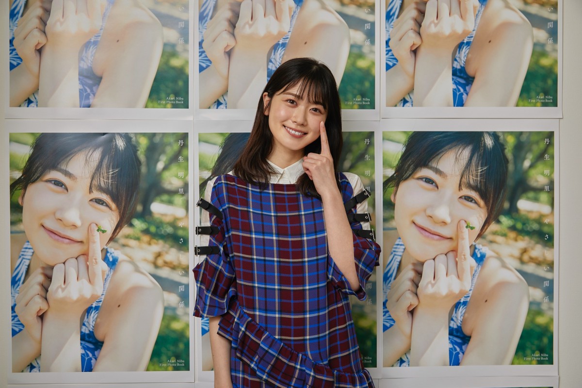 日向坂46・丹生明里、書店に並ぶ自分の写真集に「すごく感動でした