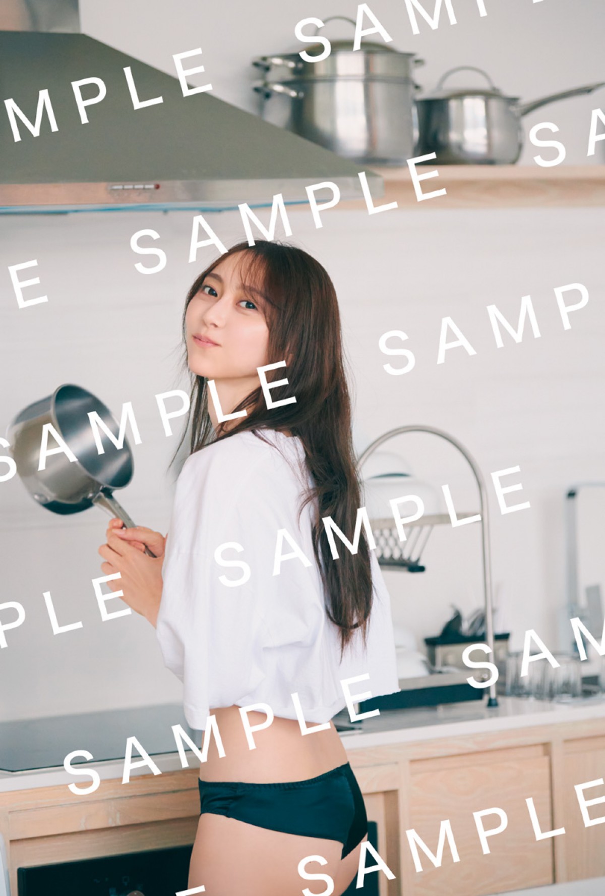乃木坂46・弓木奈於、キッチンで振り向くキュートな姿！ 1st写真集封入