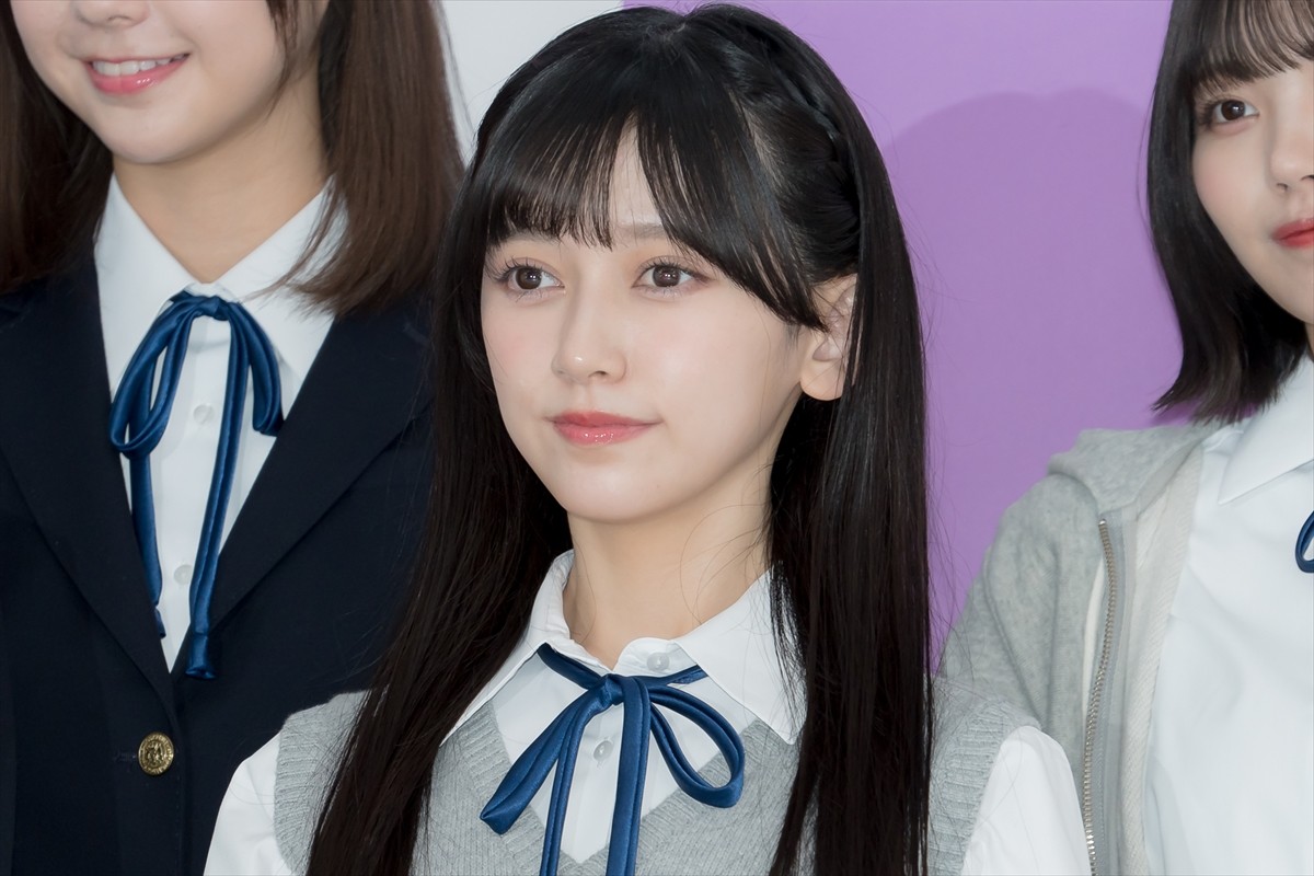 写真）乃木坂46・5期生、齋藤飛鳥に写真集をお渡し「見てくれたら