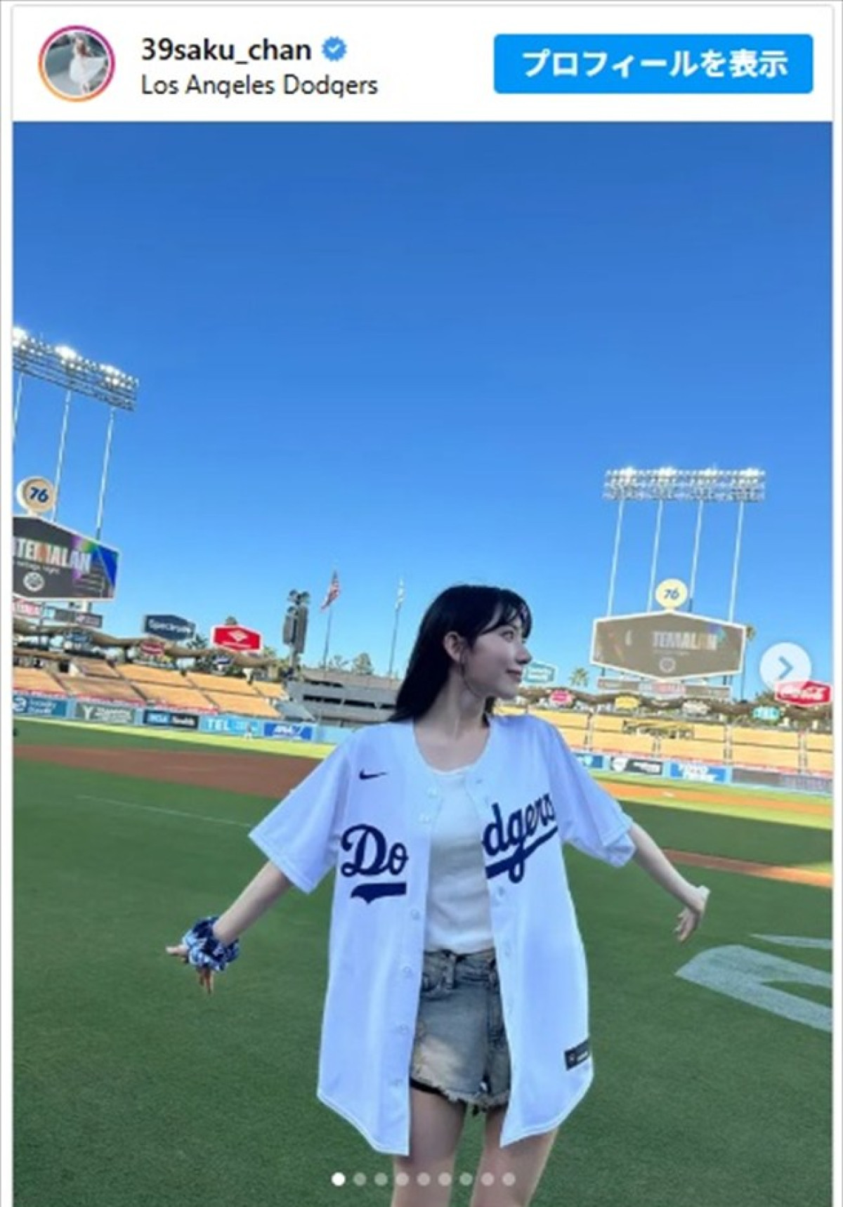 LE SSERAFIM」宮脇咲良がドジャースタジアムに登場 ユニフォーム