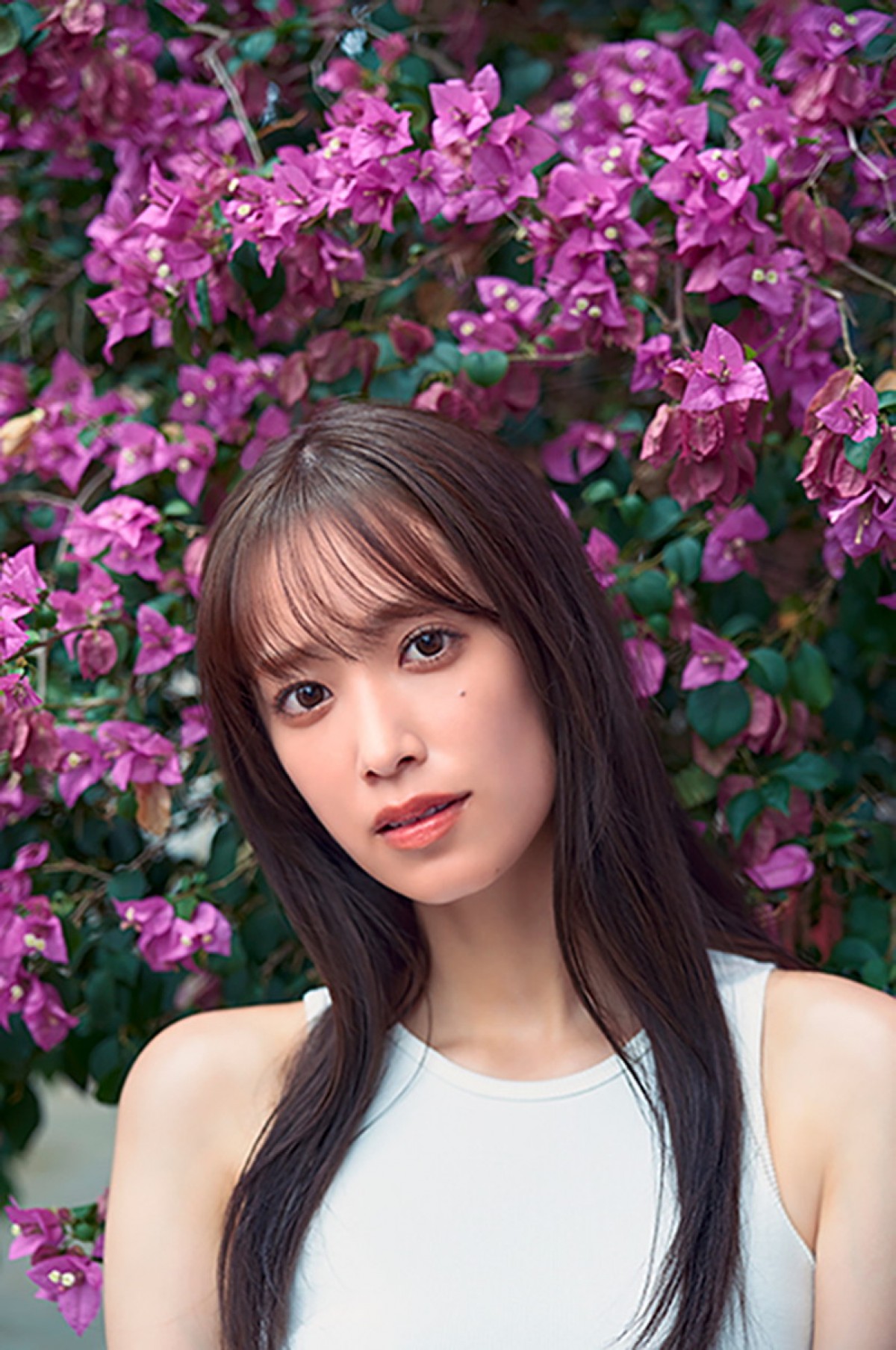 日向坂46・佐々木久美、抜群スタイルで魅せる！ ビキニ姿の1st写真集