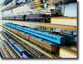 鉄道模型用8段コレクションケース｜お客様活用事例｜アクリ屋ドットコム