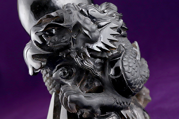 特選品】黒水晶彫り物（龍）SA（箱・台座付き）-001水晶クラスター