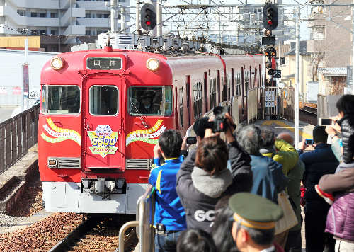 朝日新聞デジタル：引退電車の形見に「つり革狩り」 名鉄6600系