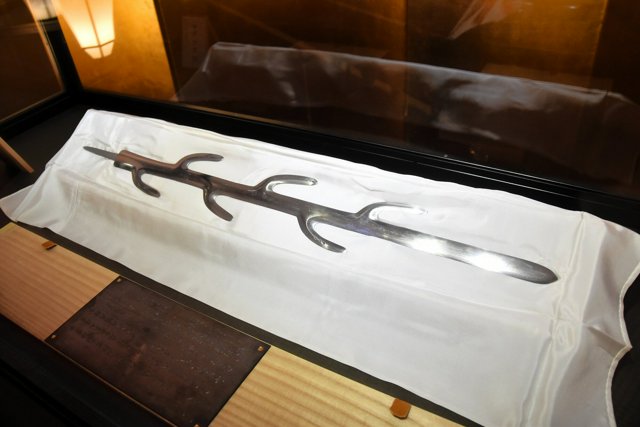 七支刀復元品や名刀「小狐丸」公開 神剣まつる石上神宮で刀剣特別展