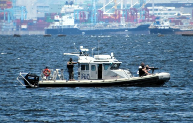 米海軍横須賀基地の提供水域で初の警備艇訓練 横須賀湾に空砲響く