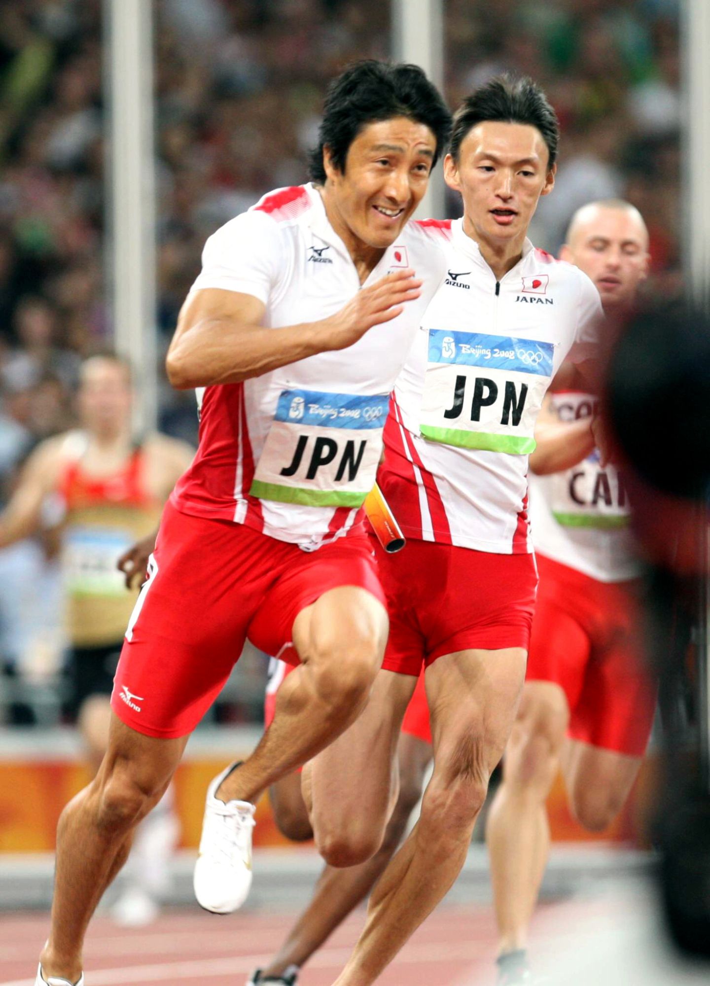北京五輪の男子400メートルリレーで銅メダルを獲得し、喜ぶ（右から