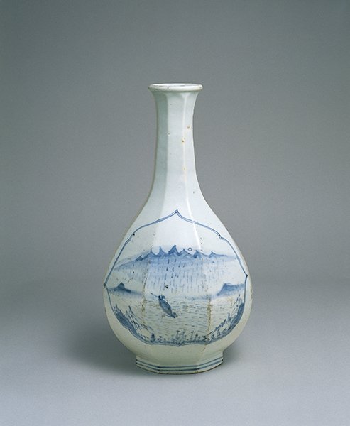 李朝 白磁染付漢江図瓶（はくじそめつけかんこうずへい）》｜所蔵品