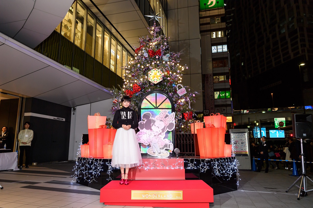 ミッキーマウスとミニーマウスがテーマのクリスマスツリー点灯式に柴咲
