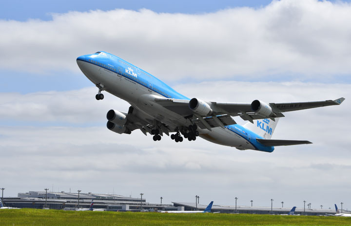 KLMオランダ航空、成田からジャンボ最終便 翼振り日本に別れ