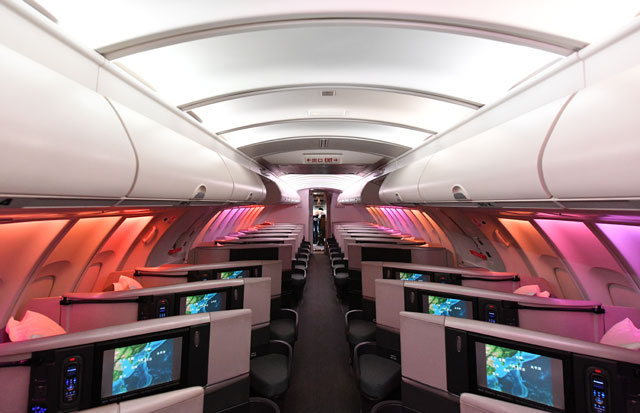 2階席へカート運ぶエレベーター 写真特集・さよならキャセイ747-400（2