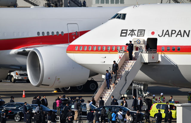 日章旗掲げた747と並ぶ777 写真特集・羽田に並ぶ新旧政府専用機
