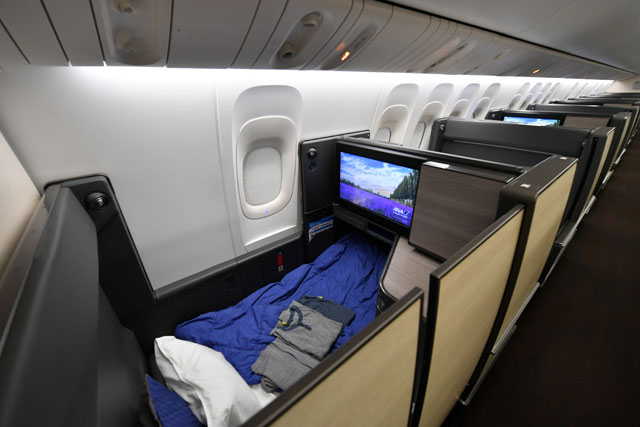 ANA、国際線777新客室公開 隈研吾氏監修、ビジネスは前後互い違い新配列