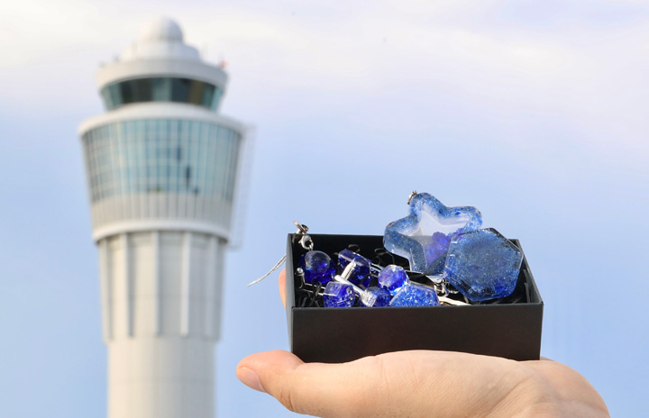 中部空港、誘導路灯廃材から社員手作り小物グッズ 空の日イベント限定発売