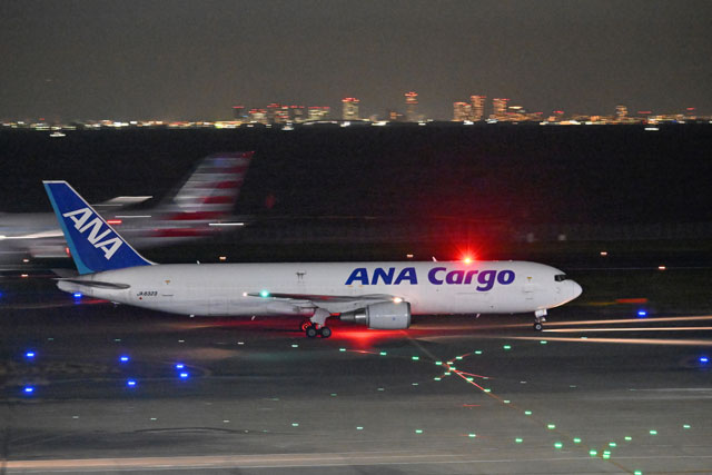 日本一古い”航空機ANAのJA8323、成田から羽田へフェリー 767-300BCF売却へ