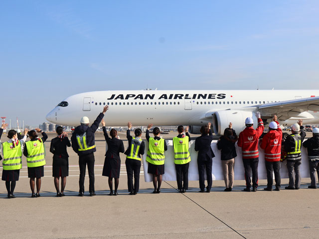 JAL、A350-1000が就航1周年 初便と同じNY行きで記念品