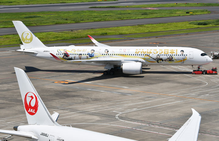 JAL、金の鶴丸ロゴで五輪選手応援 特別塗装2020ジェット3号機が国内線就航
