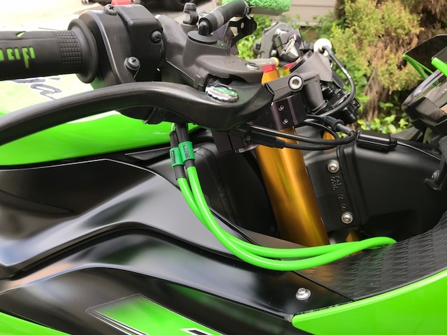 ZX-6R(13-)にスタント用エンジンガードやハンドルにステッカーで