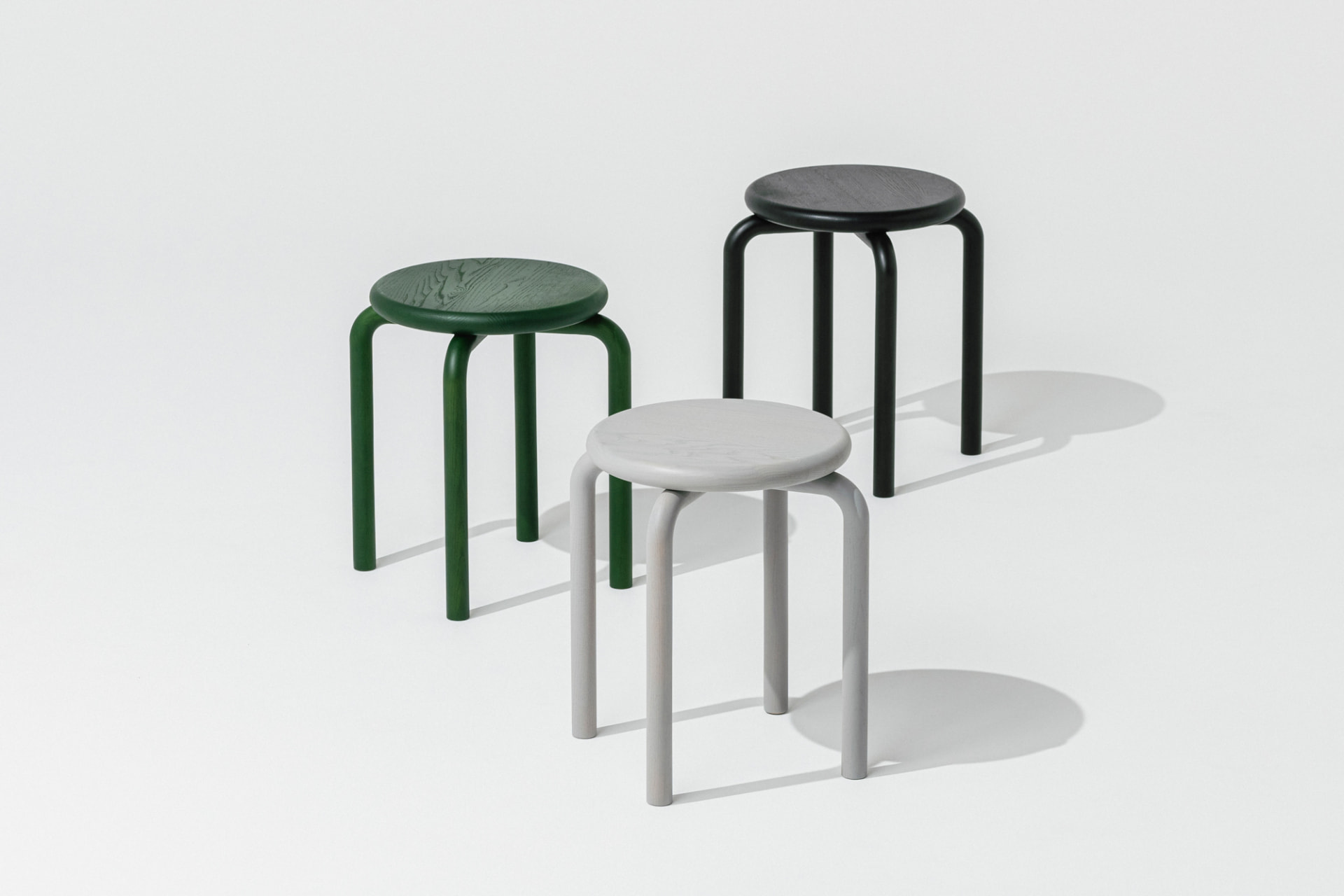 体になじみやすい丸みを実現した TENTによる木製スツール「OSTOOL