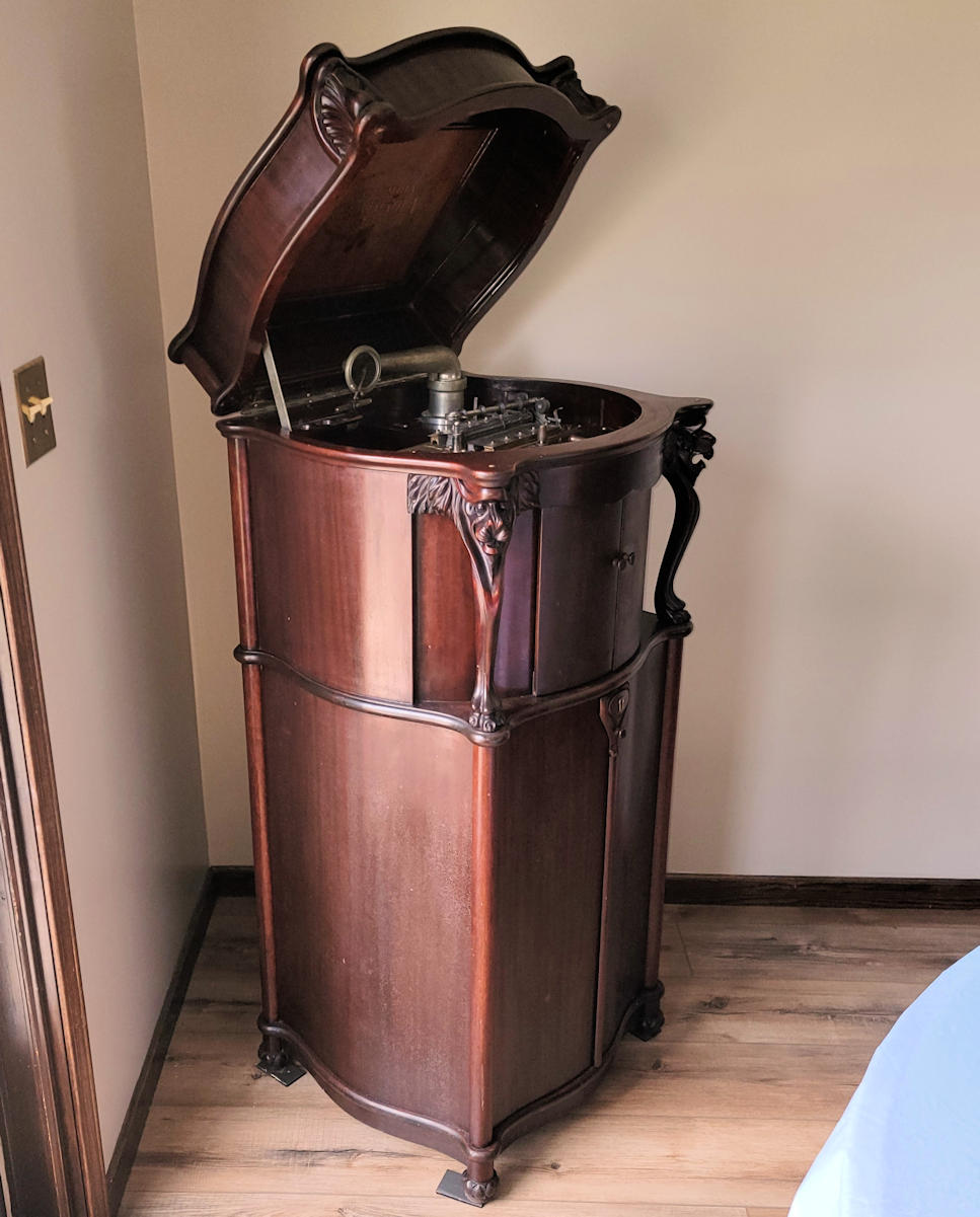 Bargain John's Antiques | Antique Mahogany Columbia Grafonola