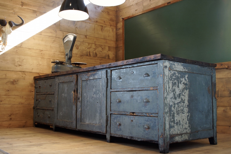 Bellbet | Massive counter cabinet