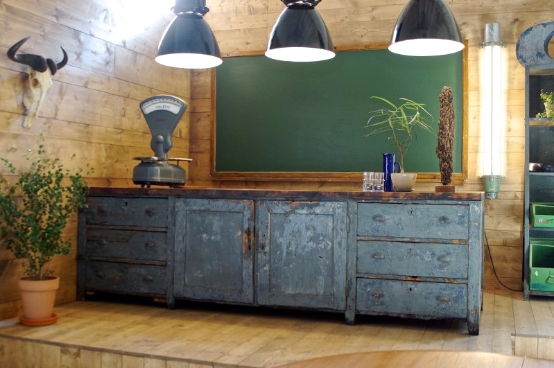 Bellbet | Massive counter cabinet