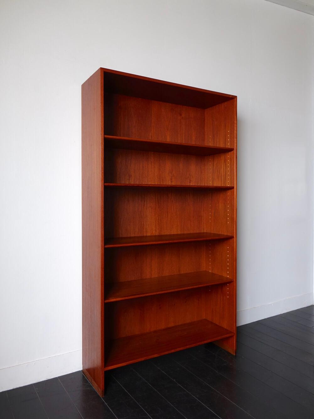 Bellbet | RY8 Bookshelf in teak by Hans J. Wegner for RY mobler in