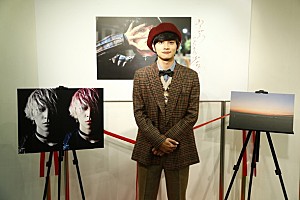 DISH//北村匠海の初個展にメンバーサプライズ登場！「駆けつけないわけ