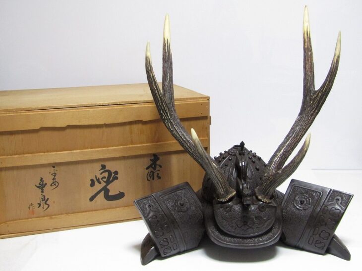 武具・甲冑・鎧・兜型の置物 刀掛け ｜骨董品買取・和楽器買取 五宝堂