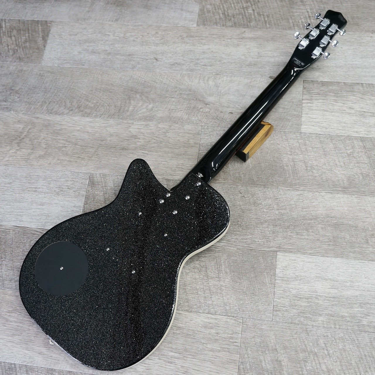 期間限定価格】 Danelectro 56 Single Cutaway - Black Metal Flake