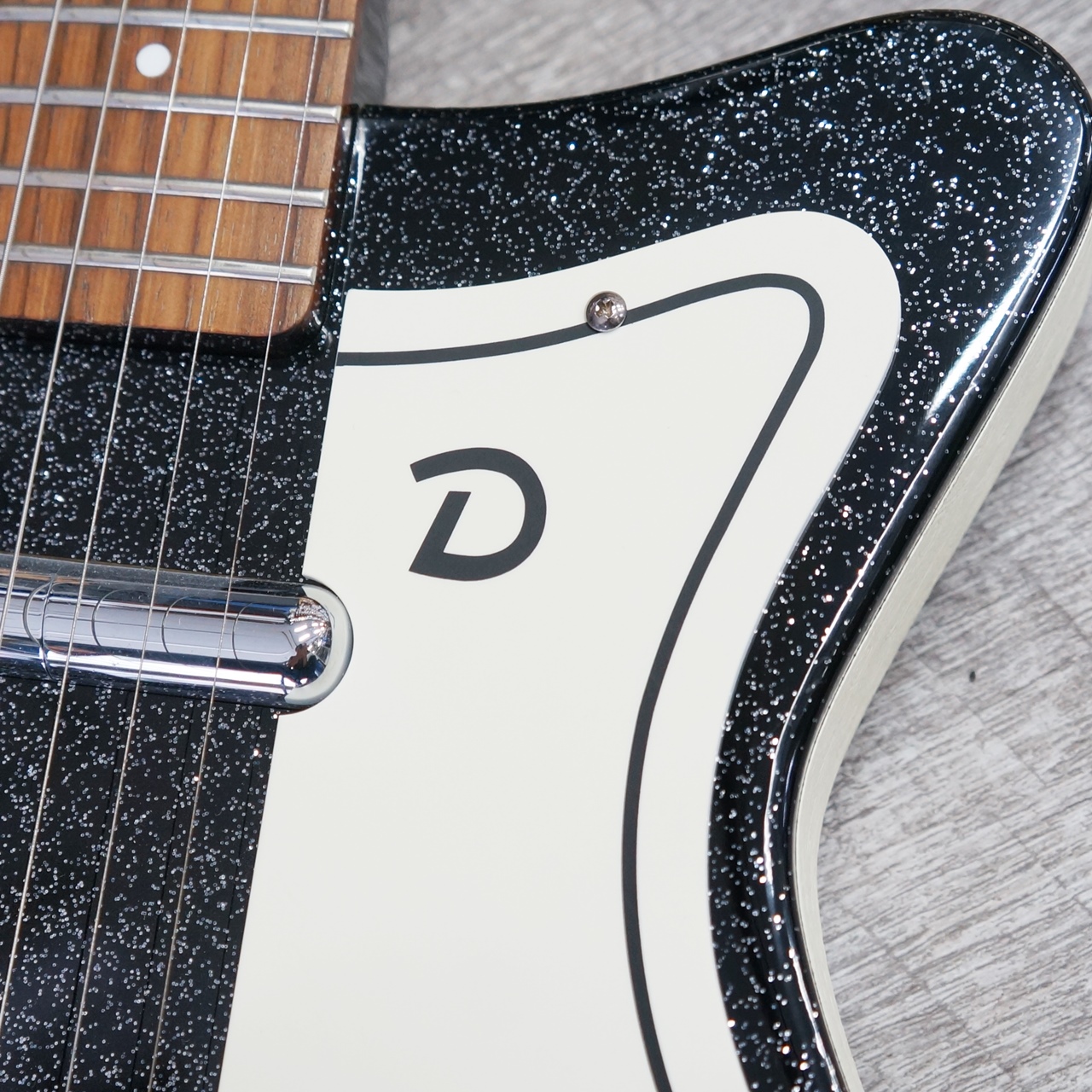 期間限定価格】 Danelectro 56 Single Cutaway - Black Metal Flake