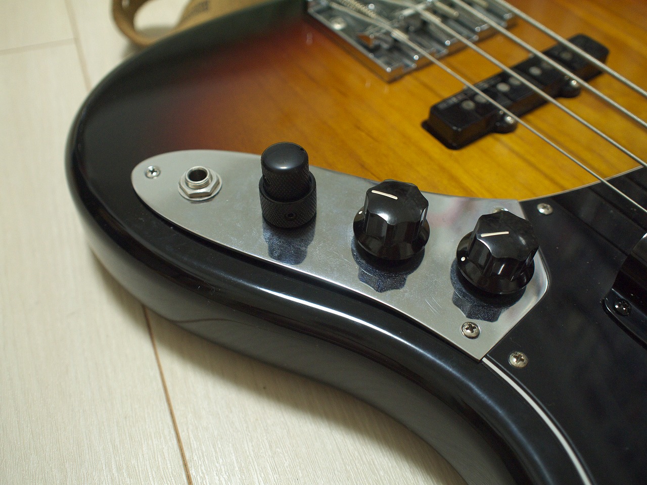 フェンダーのパッシブベースに内臓プリアンプ”Bartolini XTCT”を