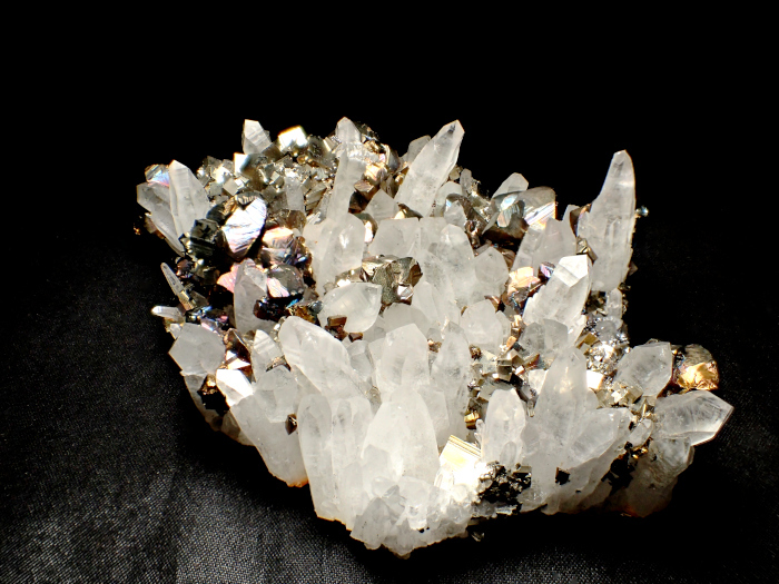 青森県尾太鉱山産 水晶、黄銅鉱＆黄鉄鉱 (Quartz, Chalcopyrite