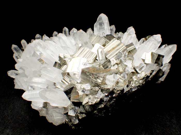 青森県尾太鉱山産 水晶＆黄鉄鉱 (Quartz & Pyrite / Japan) - 鉱物標本
