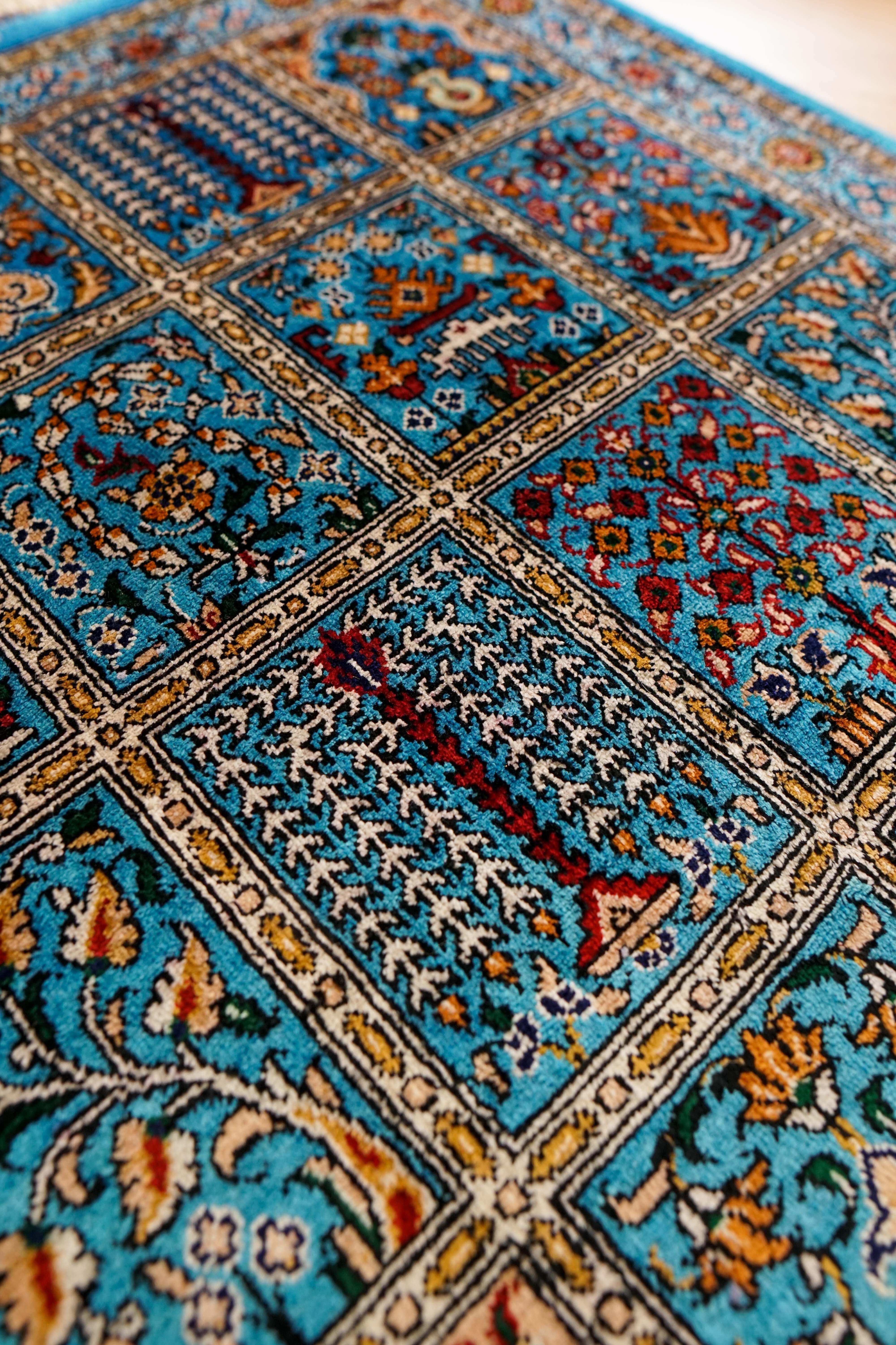 ペルシャ絨毯 クム産 モスサビ房 シルク 89×56cm – Decorworks
