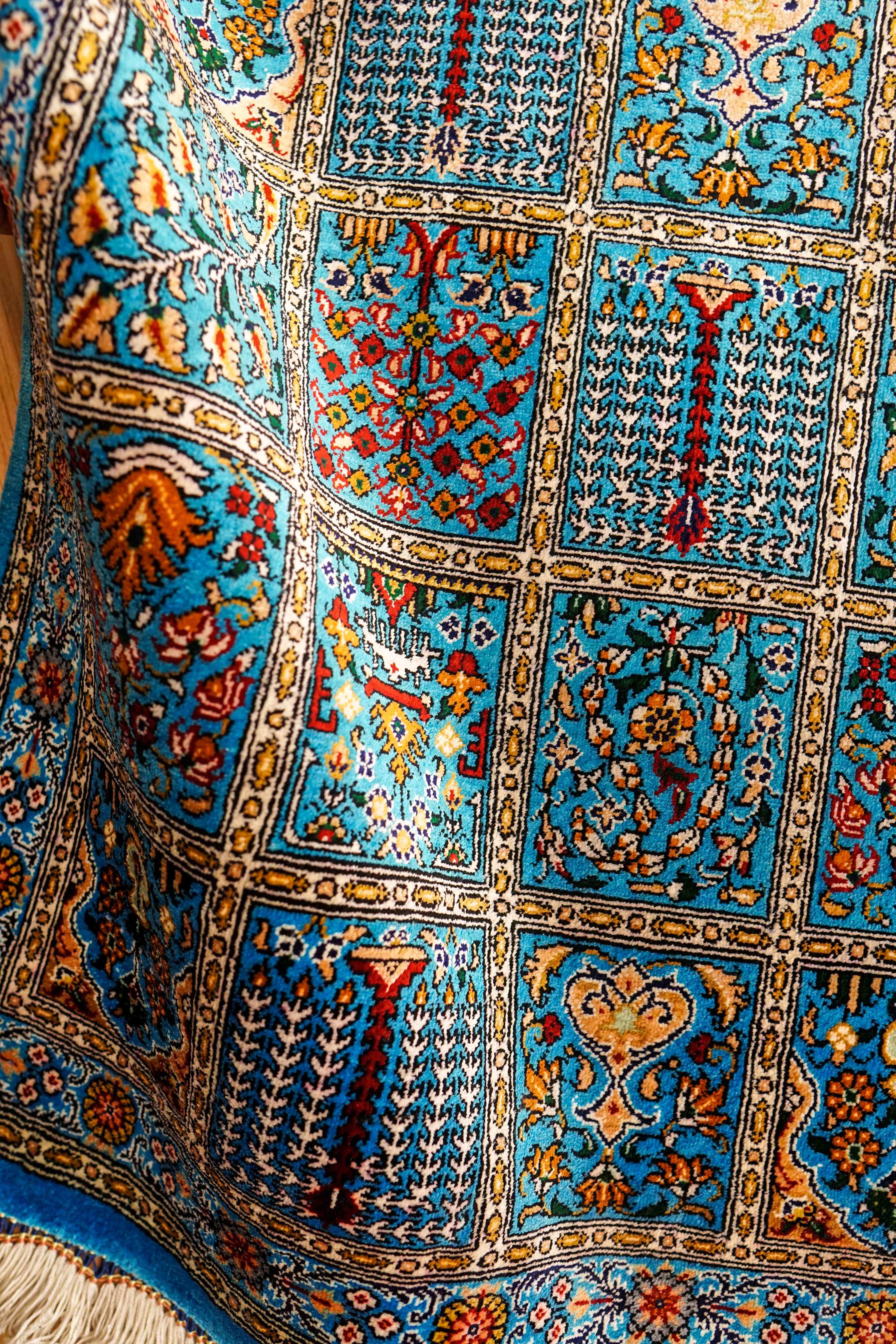 ペルシャ絨毯 クム産 モスサビ房 シルク 89×56cm – Decorworks