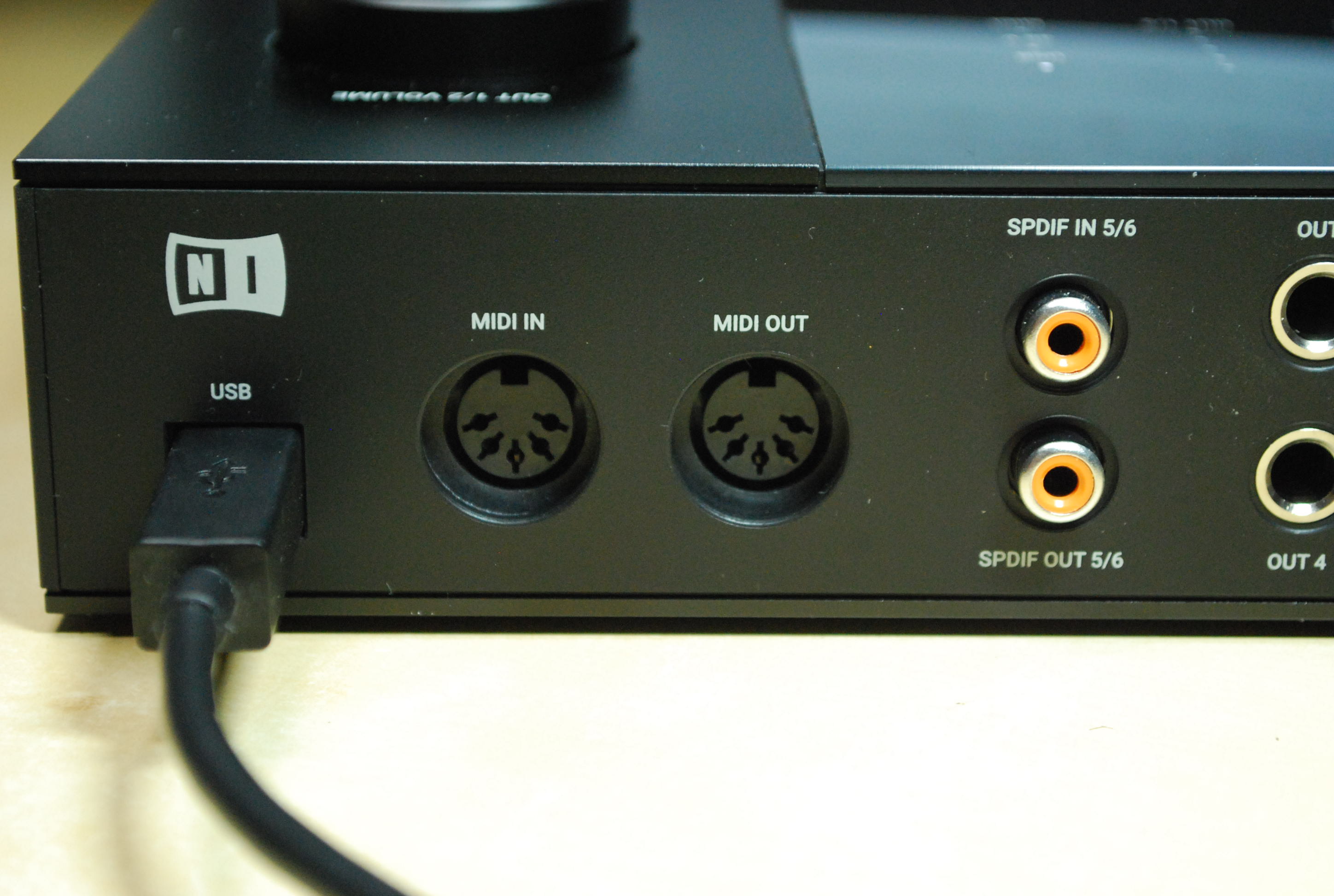 オールマイティーでUSBバスパワー駆動の6IN/6OUTオーディオ